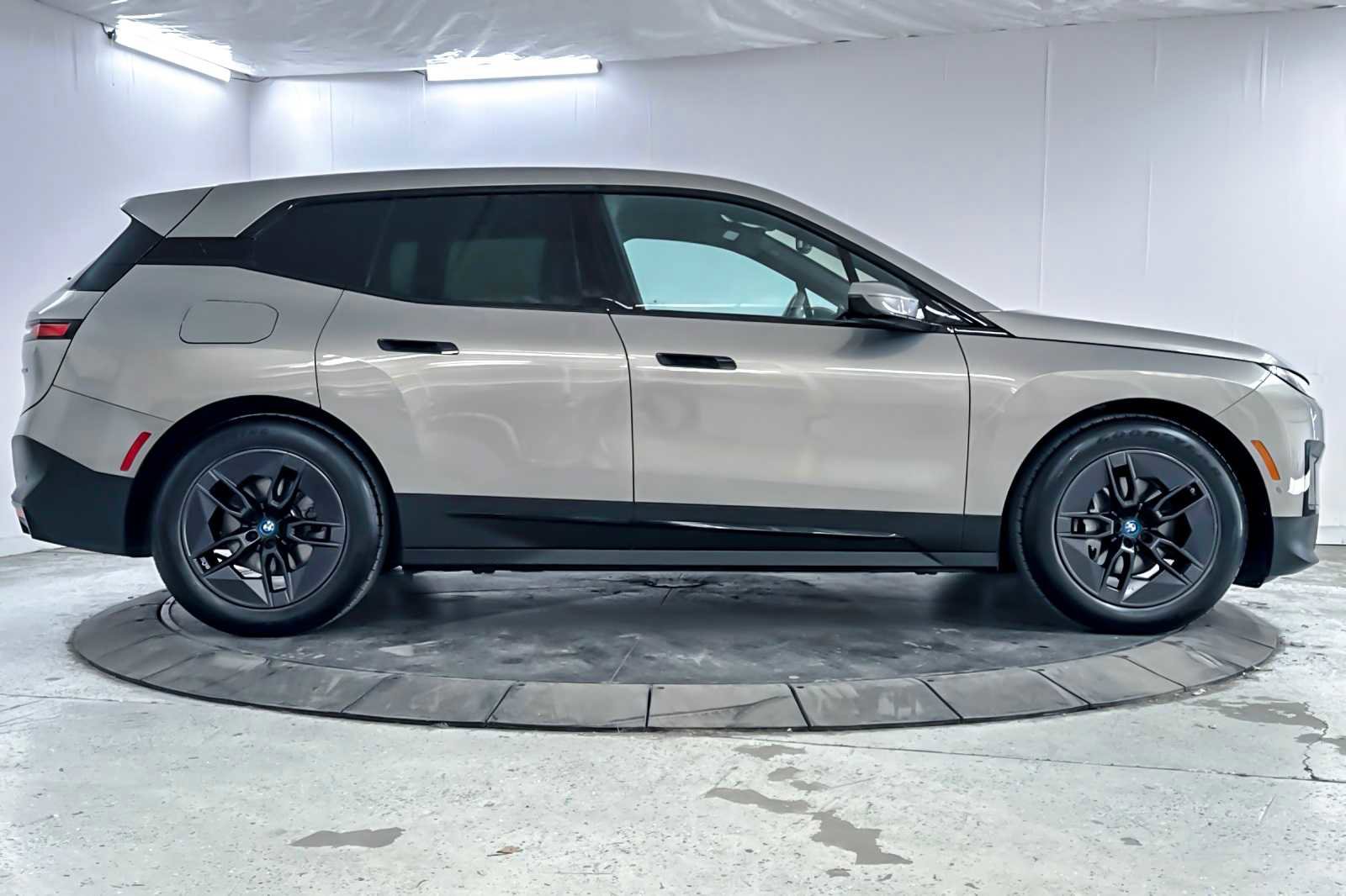 Used 2023 BMW iX xDrive50 w/ Premium Package image 8