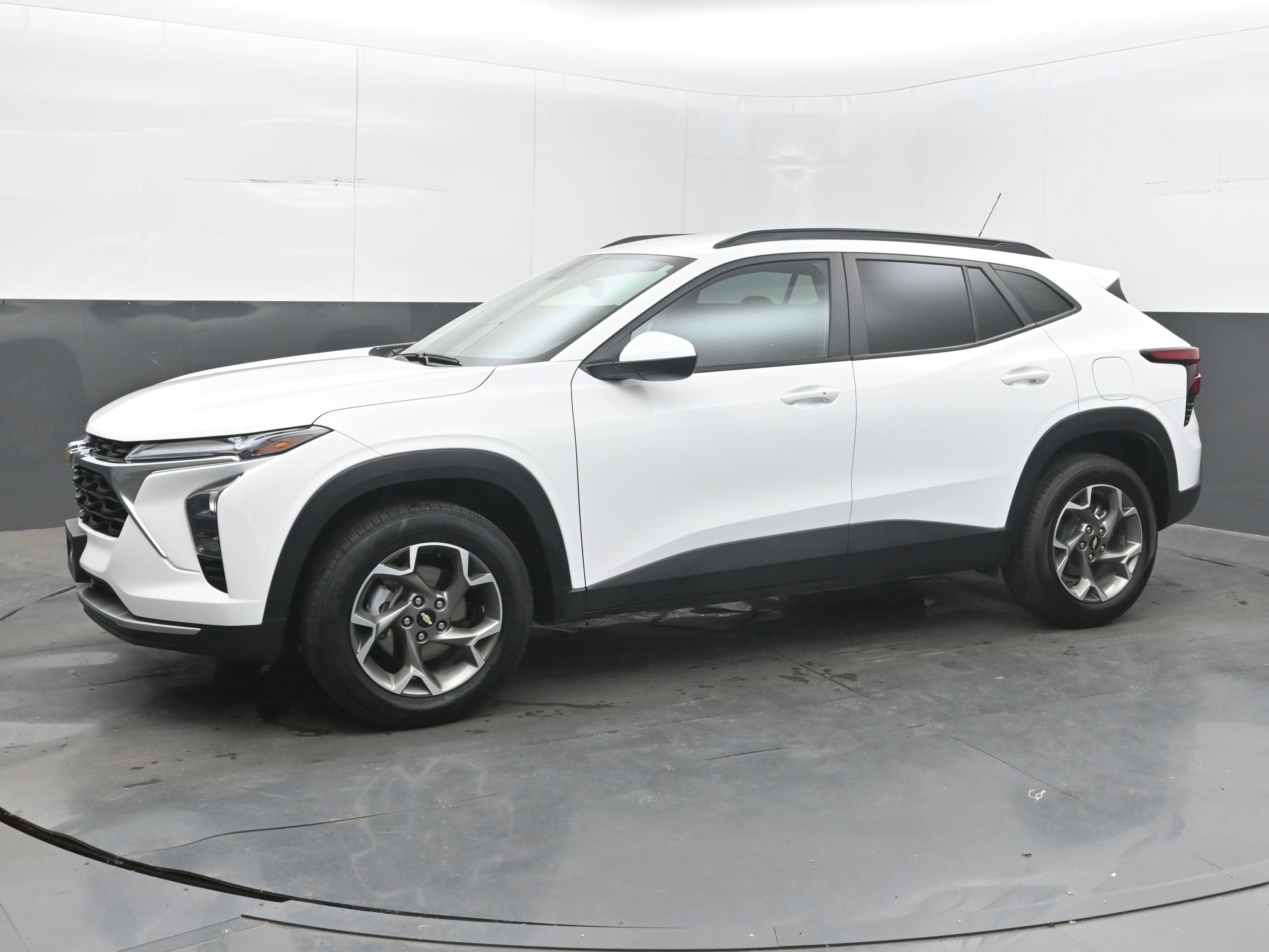 Used 2025 Chevrolet Trax LT w/ LT Convenience Package FWD image 5