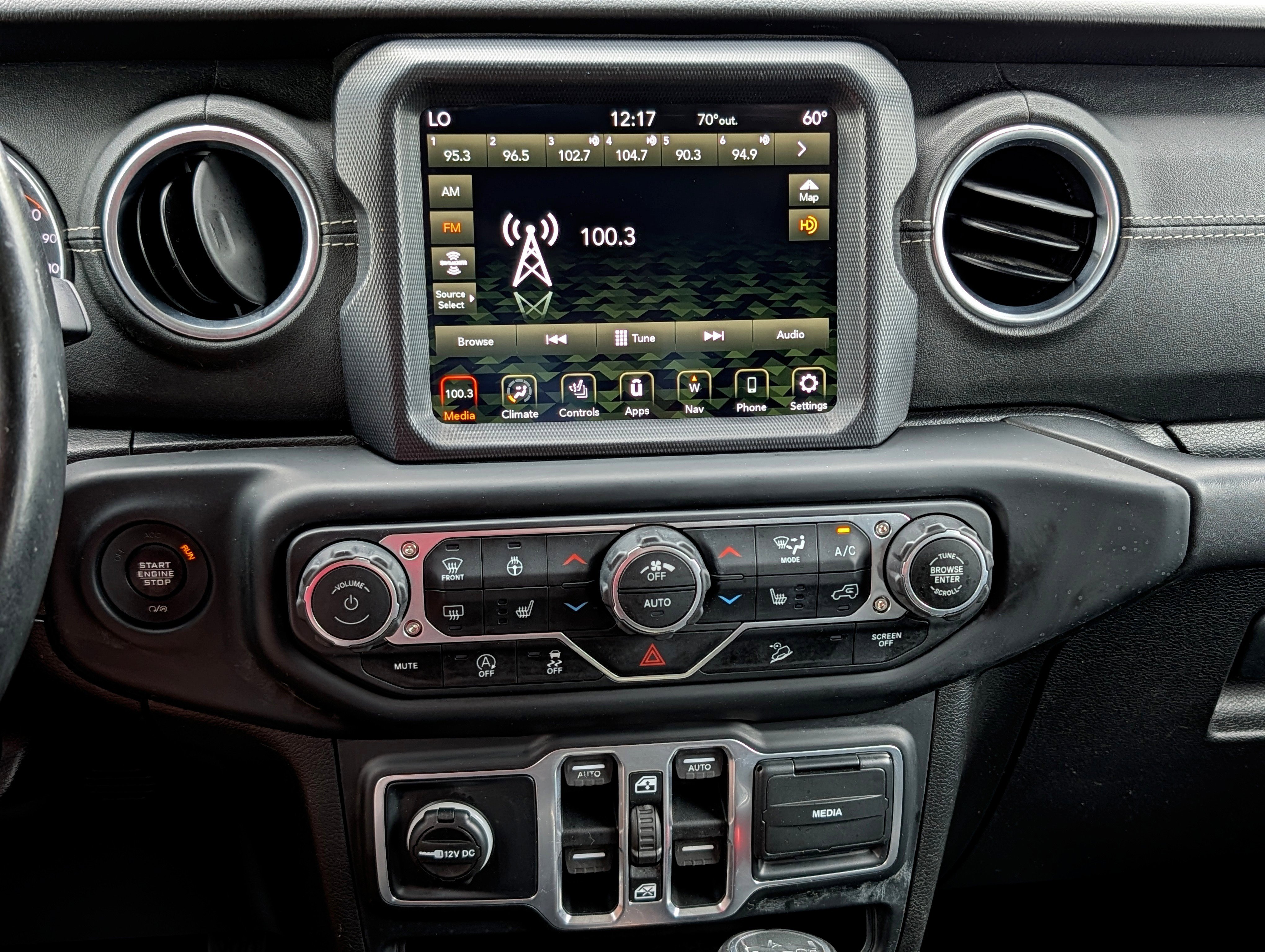 Used 2018 Jeep Wrangler Unlimited Sahara image 14