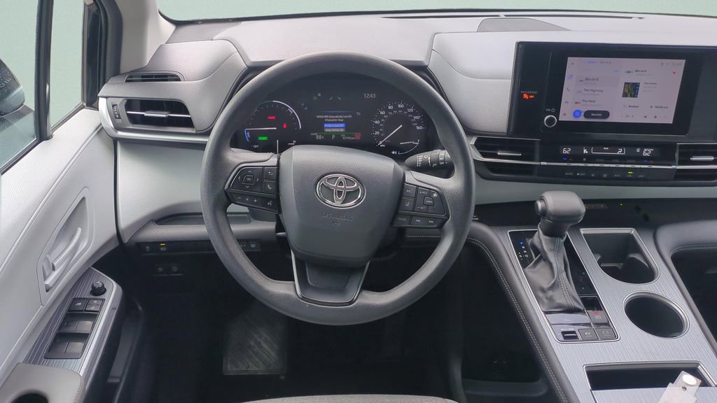 Certified 2025 Toyota Sienna LE image 12