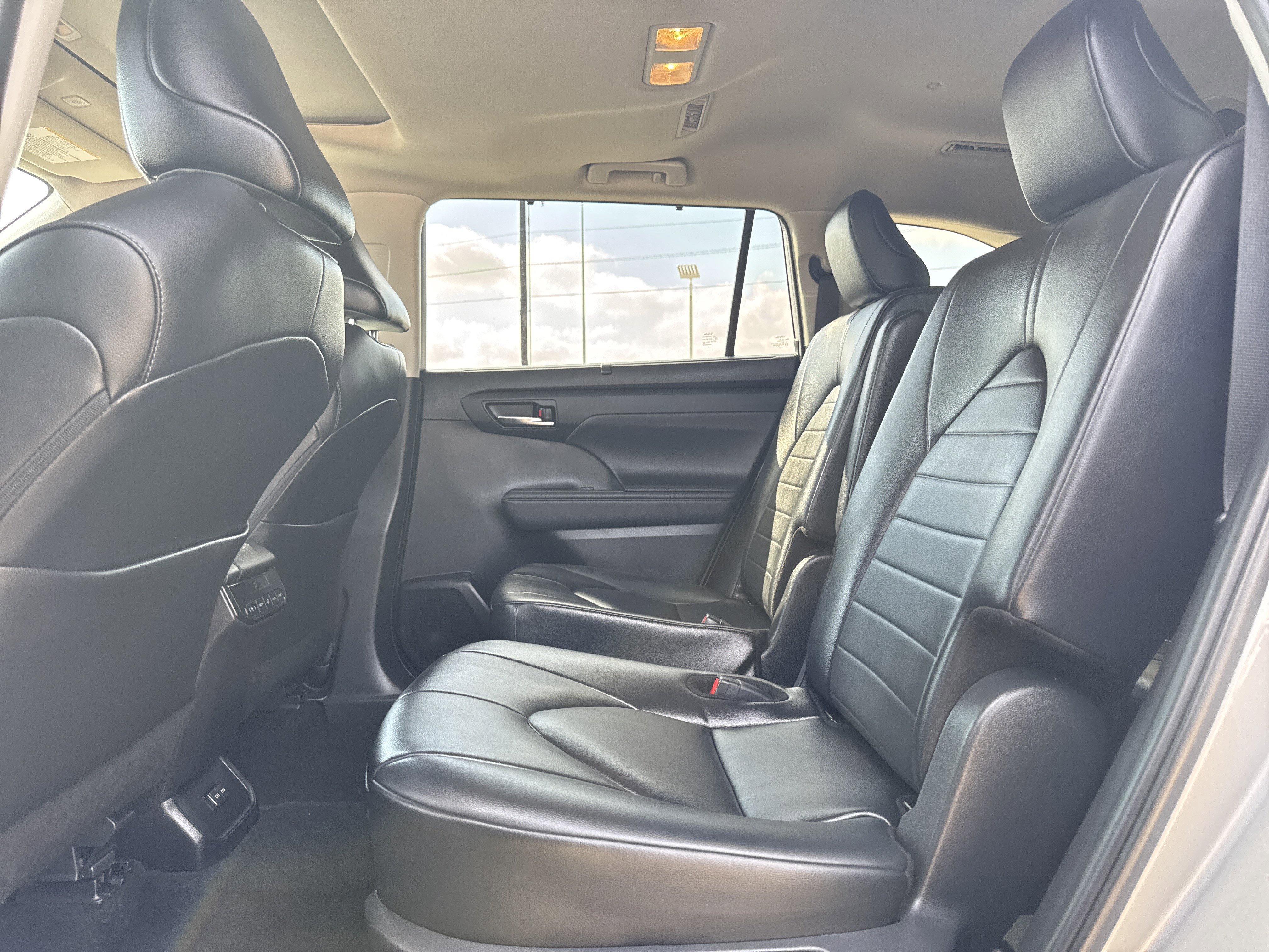 Used 2024 Toyota Highlander LE image 29