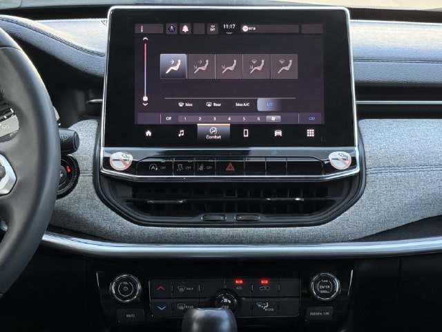 Used 2024 Jeep Compass Latitude AWD/4WD image 16