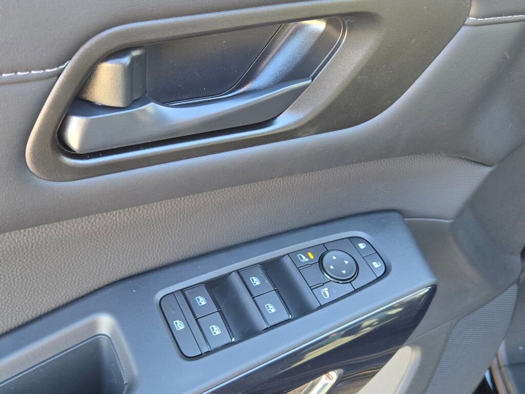 New 2025 Nissan Pathfinder SV w/ Black Appearance Package image 24