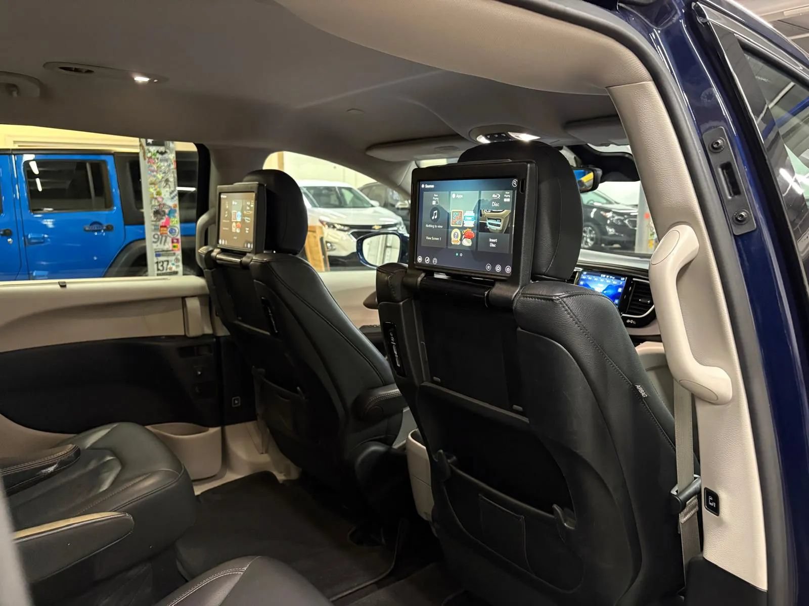 Used 2017 Chrysler Pacifica Touring-L Plus w/ Advanced Safetytec Group FWD image 23