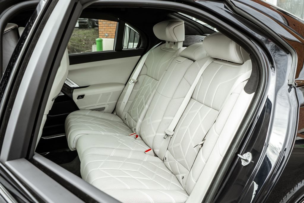 Used 2023 BMW 760i xDrive w/ Executive Package image 28