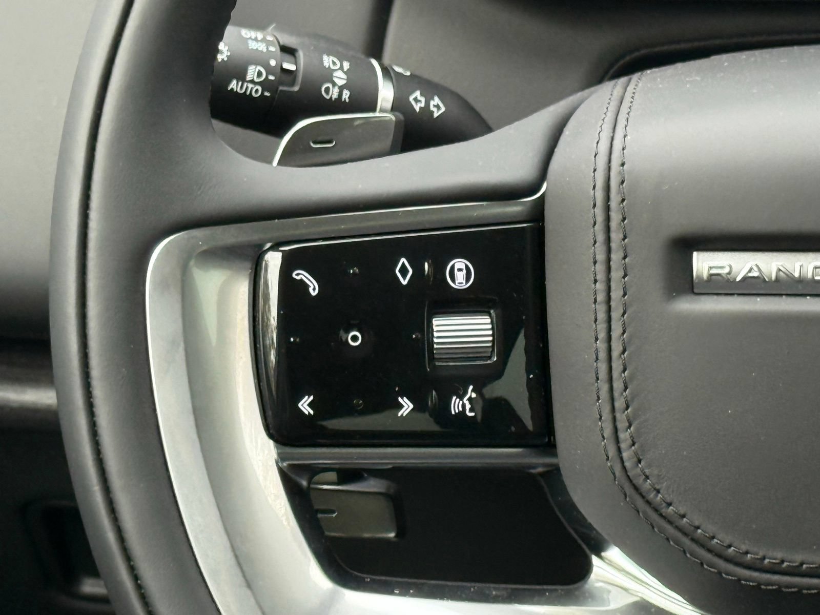 New 2025 Land Rover Range Rover SE AWD/4WD image 33