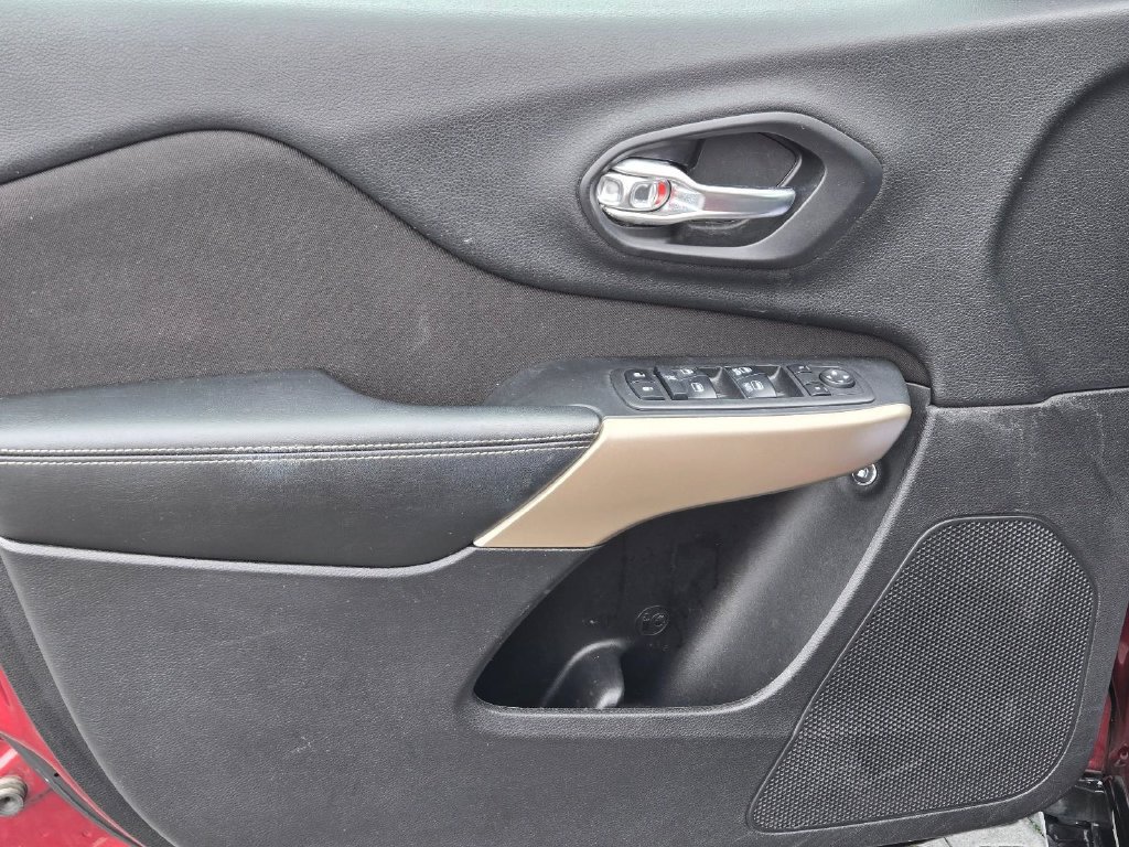 Used 2018 Jeep Cherokee Latitude FWD image 13