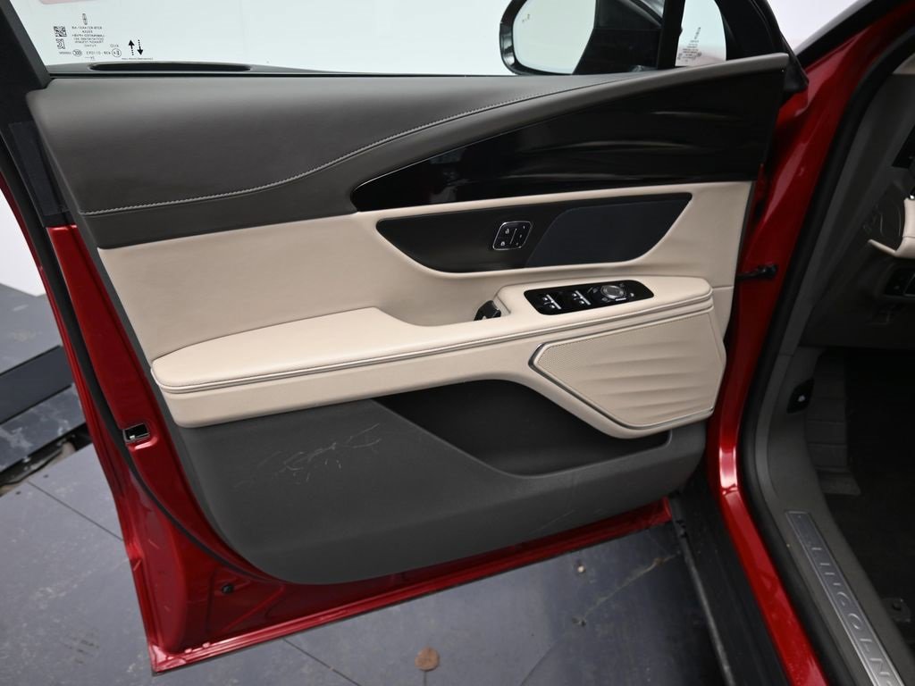 Used 2025 Lincoln Nautilus Premier image 9