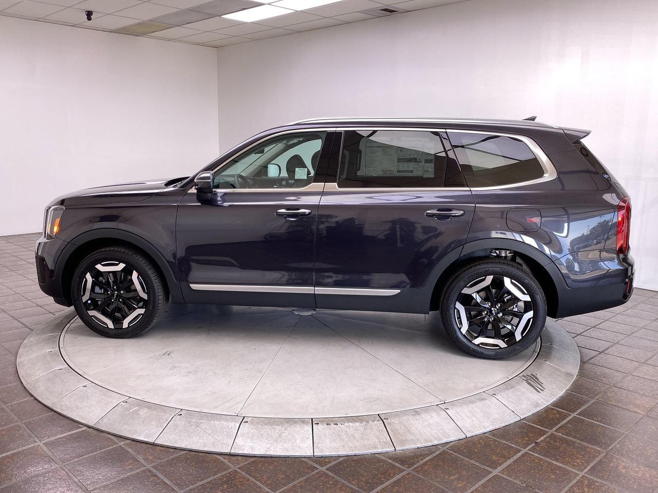 Certified 2025 Kia Telluride S FWD image 2