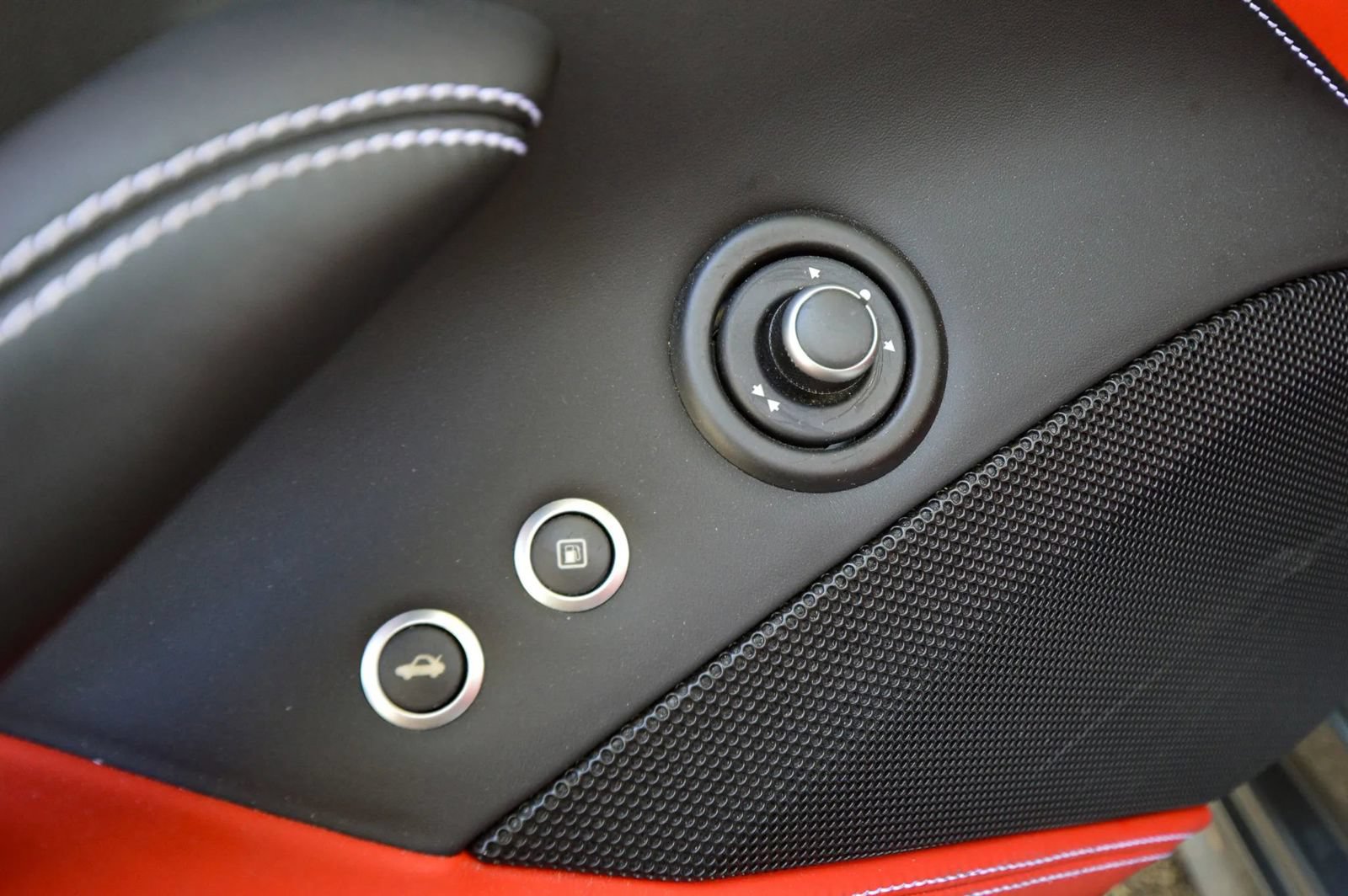 Used 2015 Ferrari California T RWD image 33