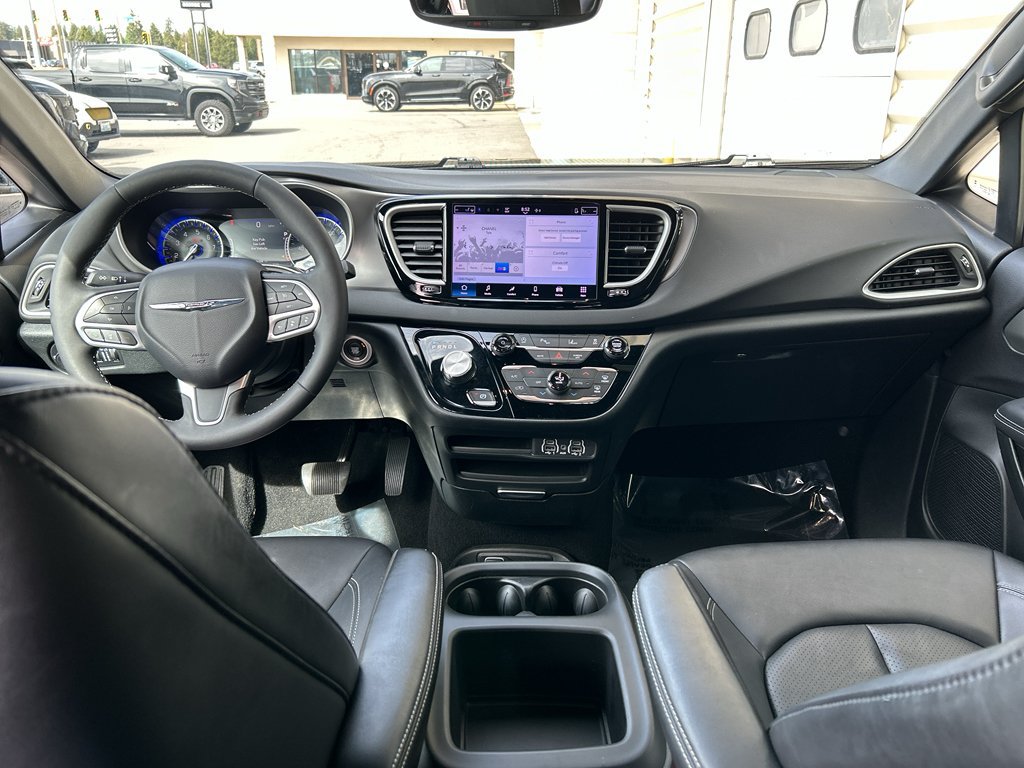 Used 2025 Chrysler Pacifica Select FWD image 15