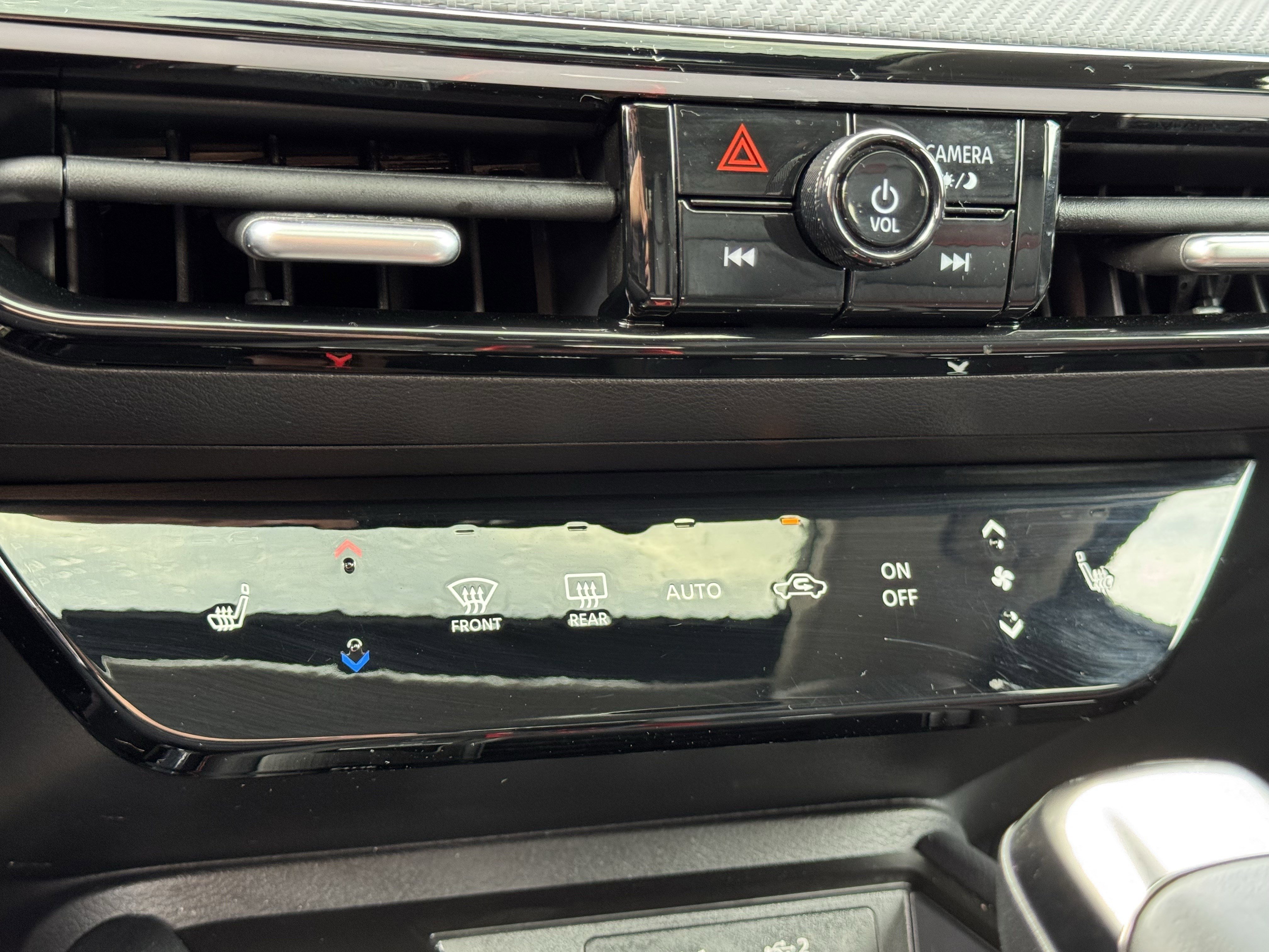 Certified 2025 Nissan Kicks SR w/ SR Premium Package image 11