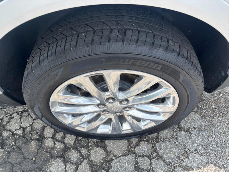 Used 2017 Cadillac XT5 Platinum w/ Driver Assist Package AWD/4WD image 7