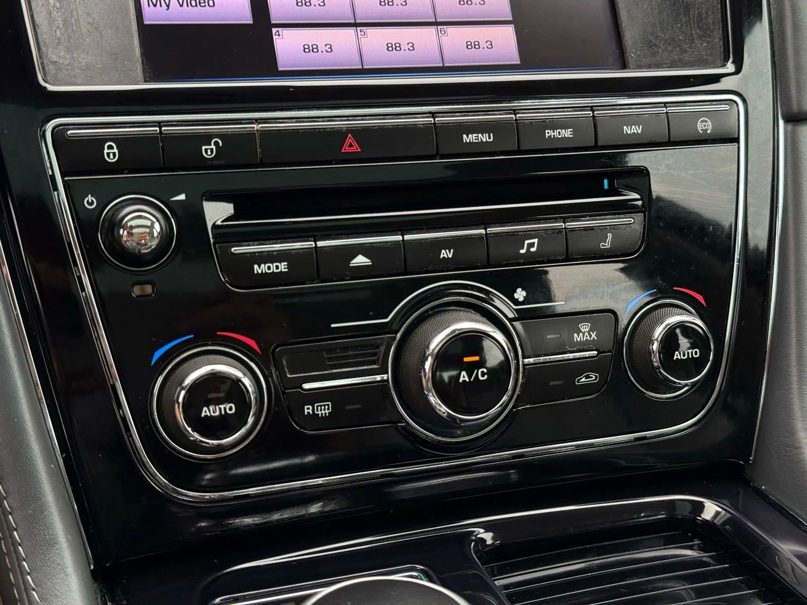 Used 2014 Jaguar XJ L Portfolio image 36