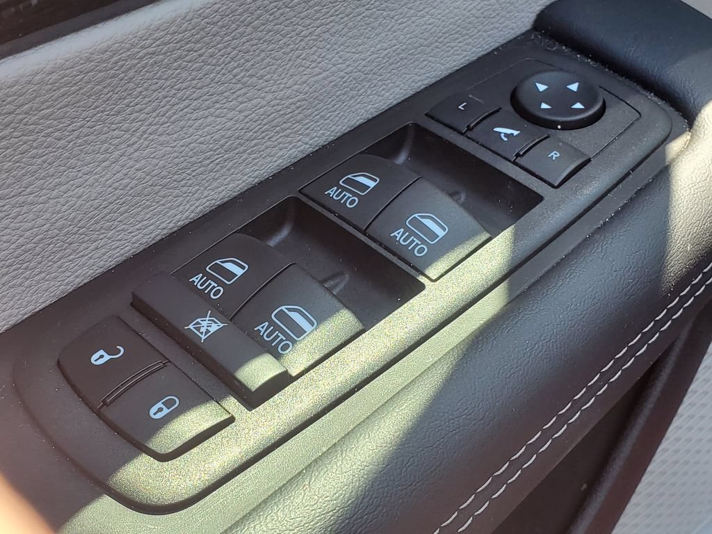 Used 2024 Chrysler Pacifica Limited FWD image 8