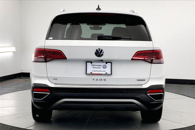 Certified 2022 Volkswagen Taos SE image 4