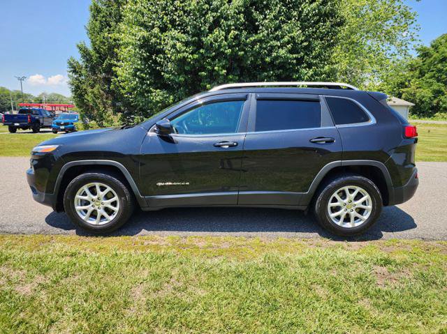 Used 2016 Jeep Cherokee Latitude w/ Cold Weather Group AWD/4WD image 1