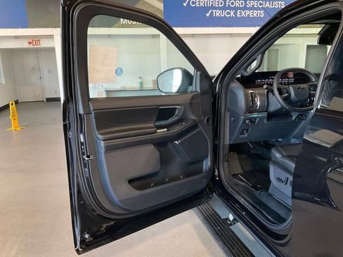 New 2026 Ford Expedition Platinum image 8