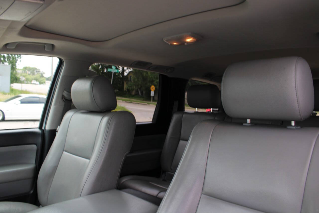 Used 2017 Toyota Sequoia SR5 AWD/4WD image 21