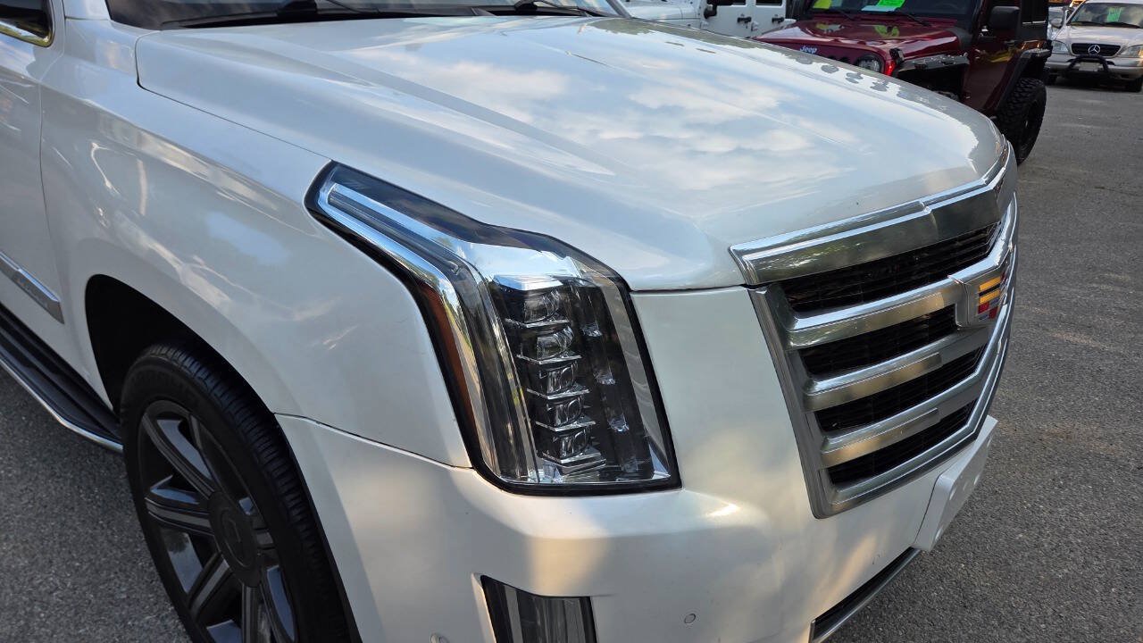 Used 2017 Cadillac Escalade Luxury AWD/4WD image 25