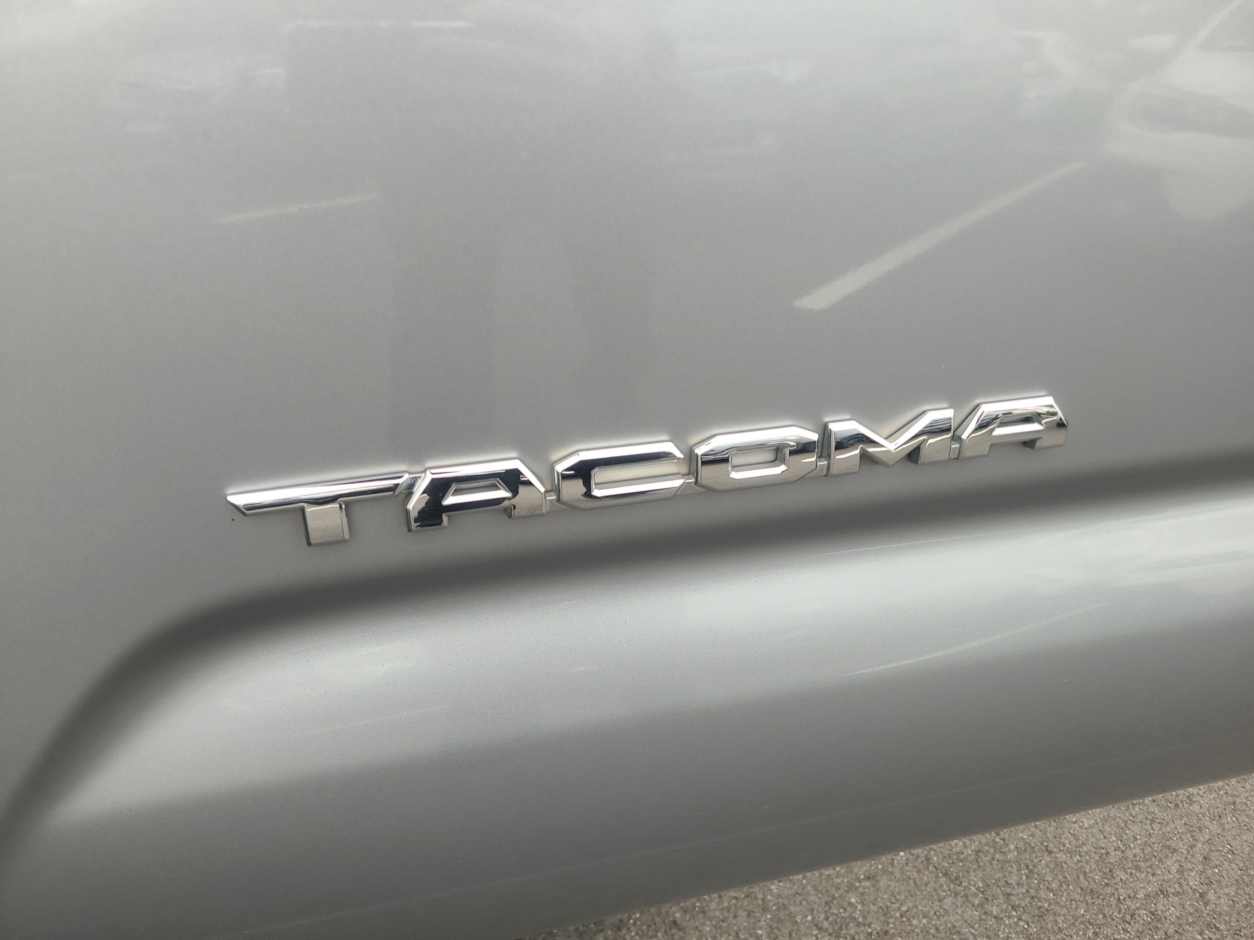 Used 2017 Toyota Tacoma TRD Sport w/ Exterior Package AWD/4WD image 28