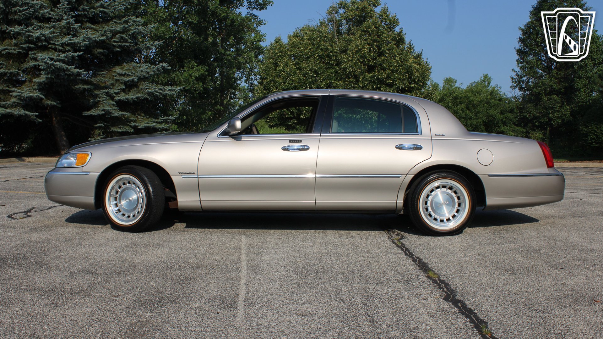 Used 2002 Lincoln Town Car Executive RWD image 22