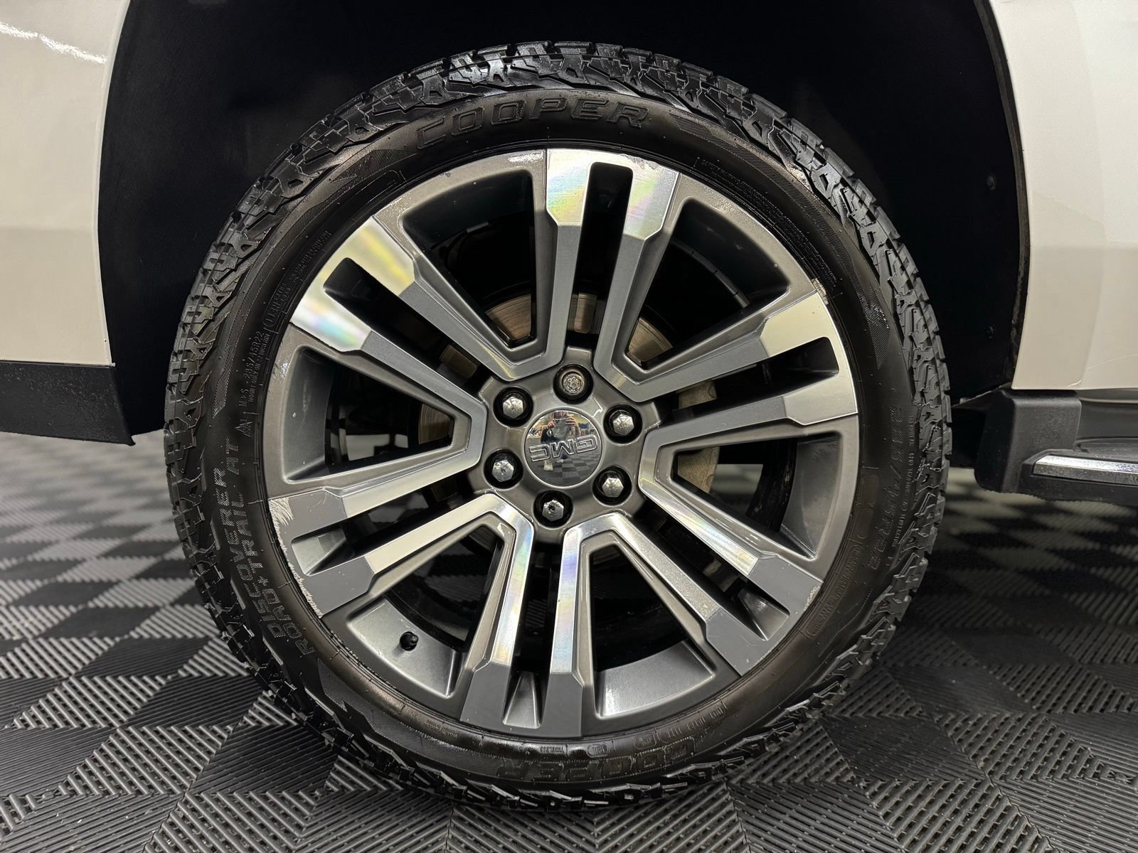 Used 2018 GMC Yukon Denali AWD/4WD image 8
