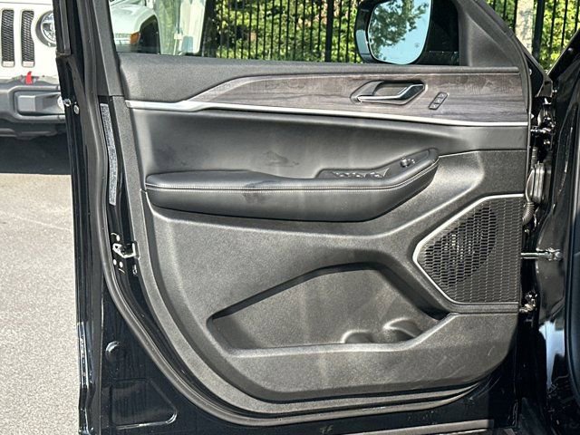 New 2025 Jeep Grand Cherokee Limited w/ Luxury Tech Group II image 10