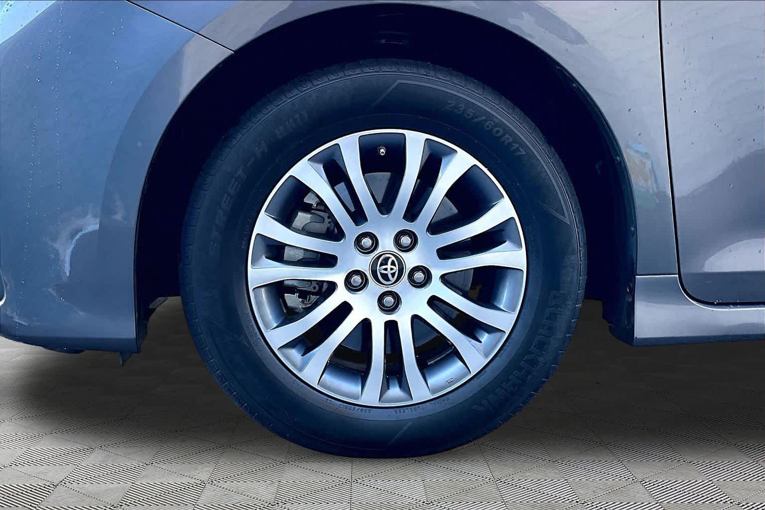 Used 2020 Toyota Sienna XLE FWD image 11