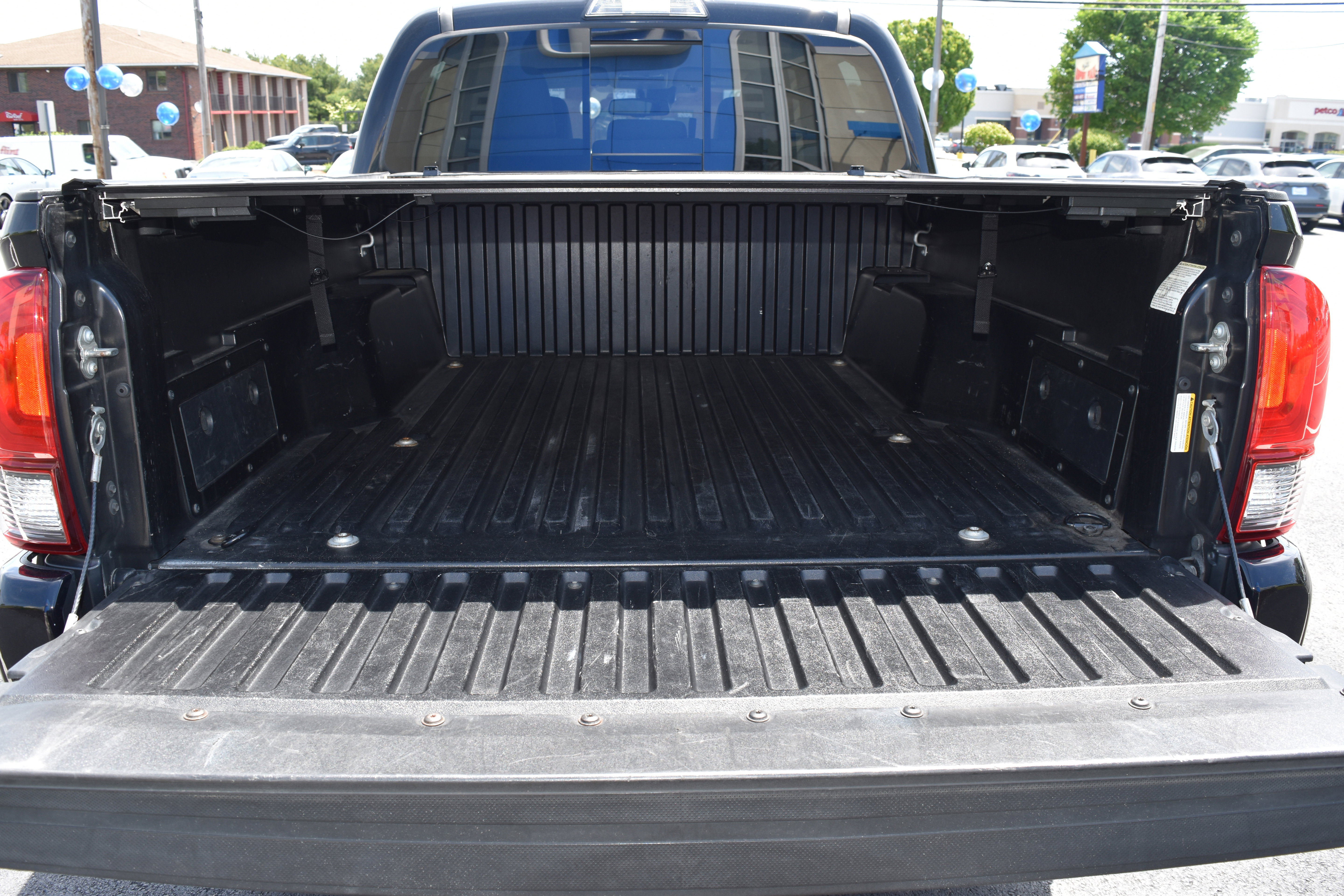 Used 2018 Toyota Tacoma SR5 RWD image 18
