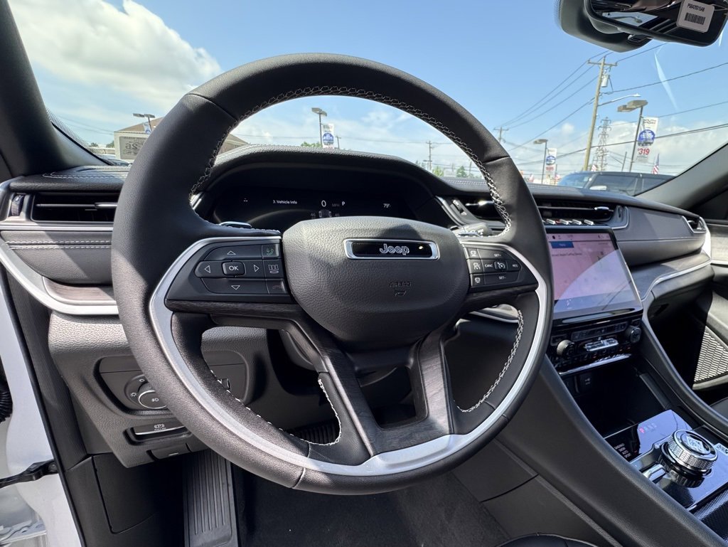 New 2025 Jeep Grand Cherokee Limited w/ Black Appearance Package image 12
