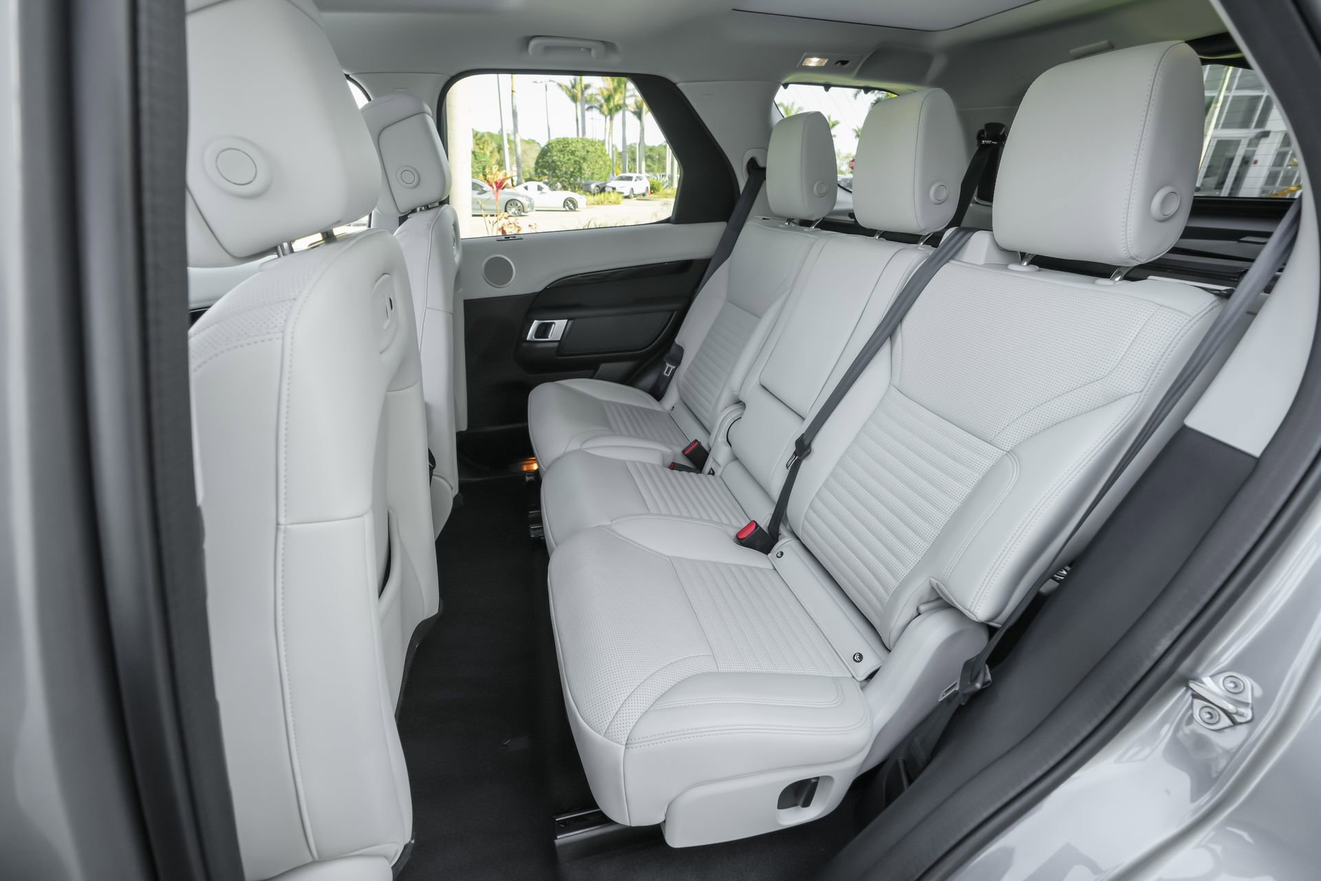 Used 2025 Land Rover Discovery S AWD/4WD image 36
