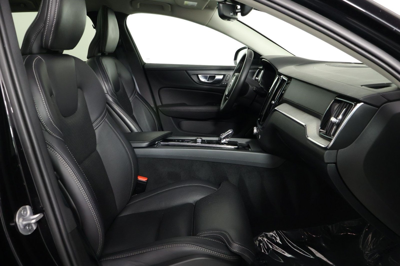 Certified 2024 Volvo V60 B5 Cross Country Ultimate w/ Protection Package Premier AWD/4WD image 29