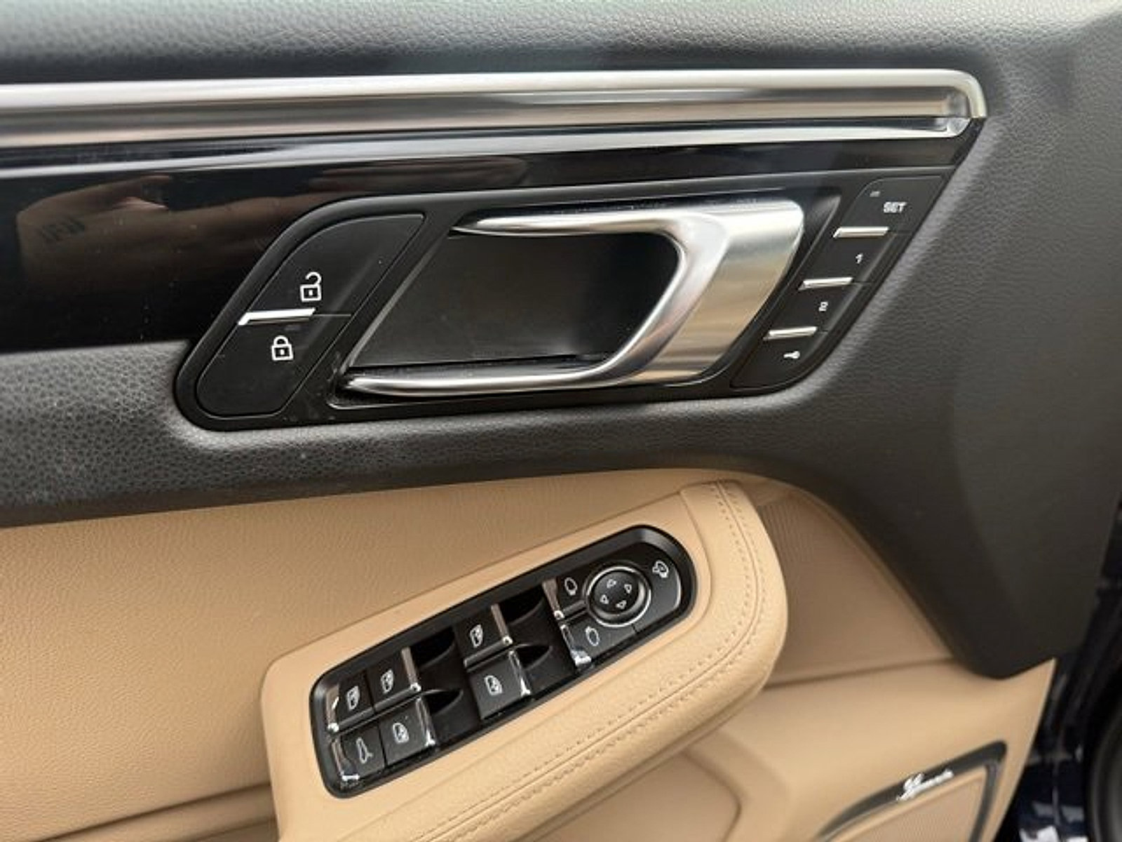 Used 2023 Porsche Macan Turbo image 11