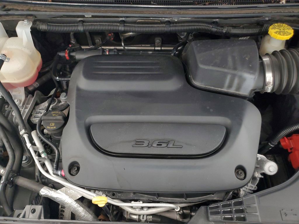 Used 2023 Chrysler Pacifica Limited FWD image 9