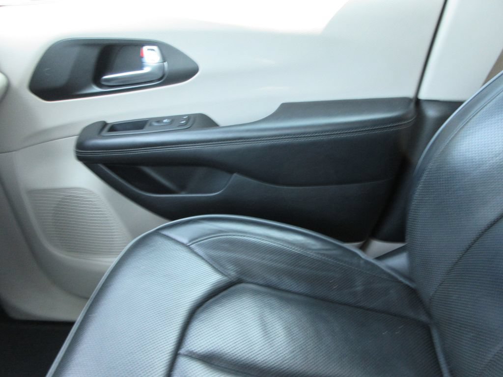 Used 2020 Chrysler Pacifica Limited FWD image 36