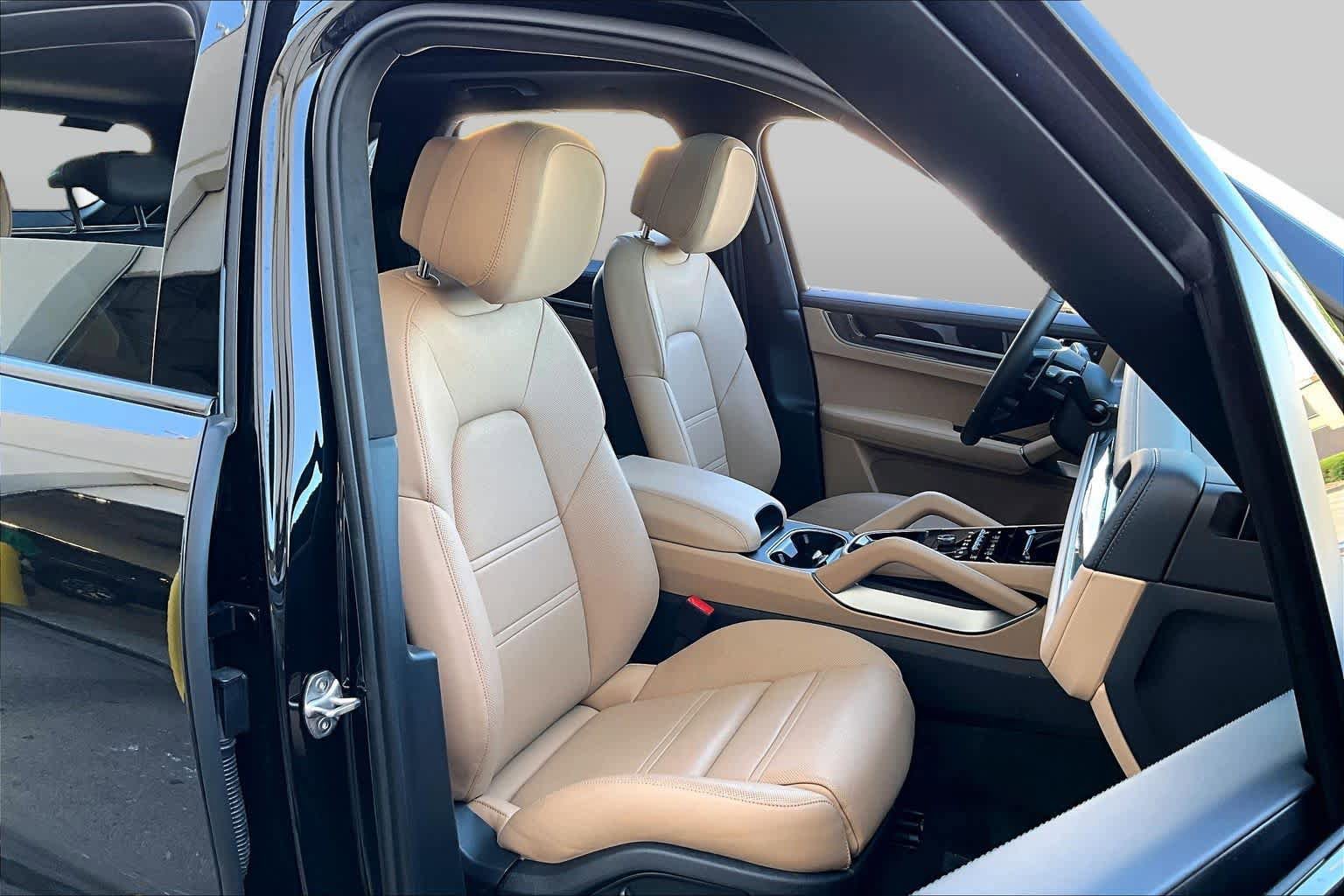 Used 2025 Porsche Cayenne GTS AWD/4WD image 9
