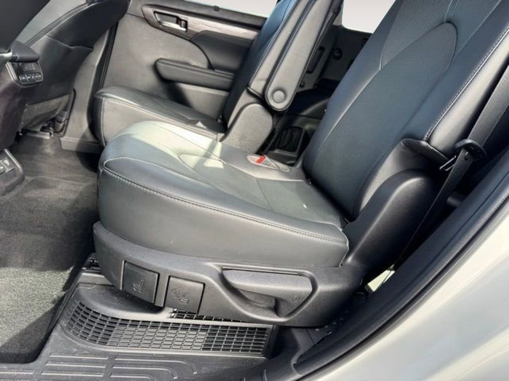 Used 2023 Toyota Highlander Limited AWD/4WD image 11