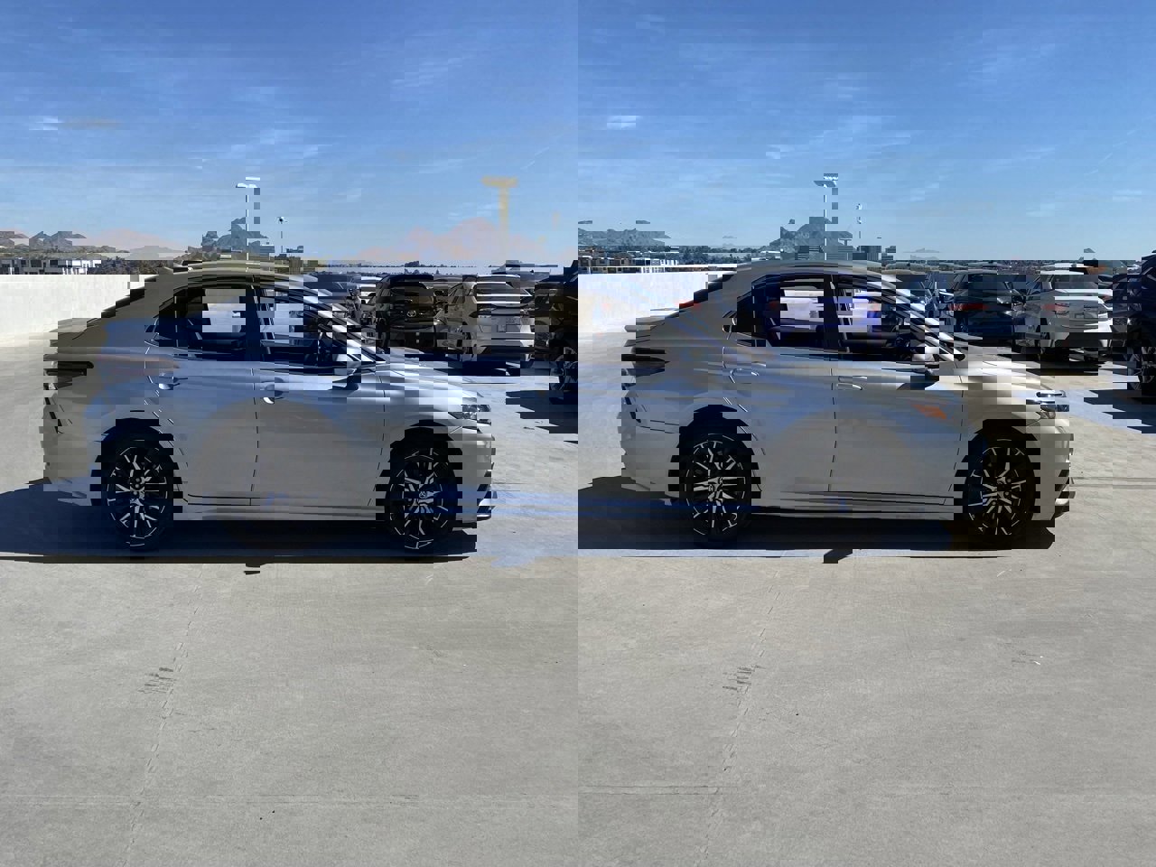 Used 2022 Toyota Camry SE image 3