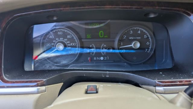 Used 2011 Lincoln Town Car Signature Limited image 27