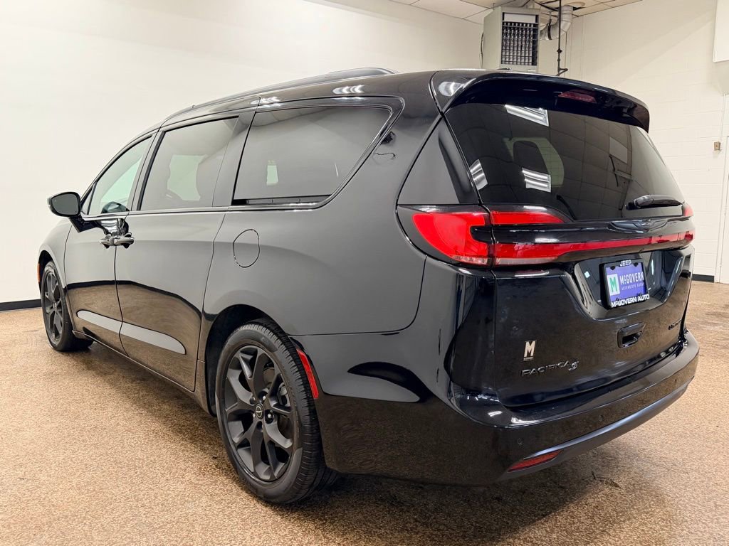 Used 2025 Chrysler Pacifica Limited FWD image 3