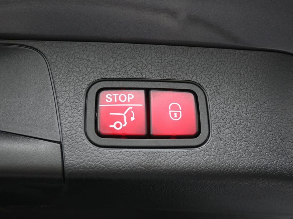 Used 2022 Mercedes-Benz GLB 250 w/ Premium Package Lite image 15