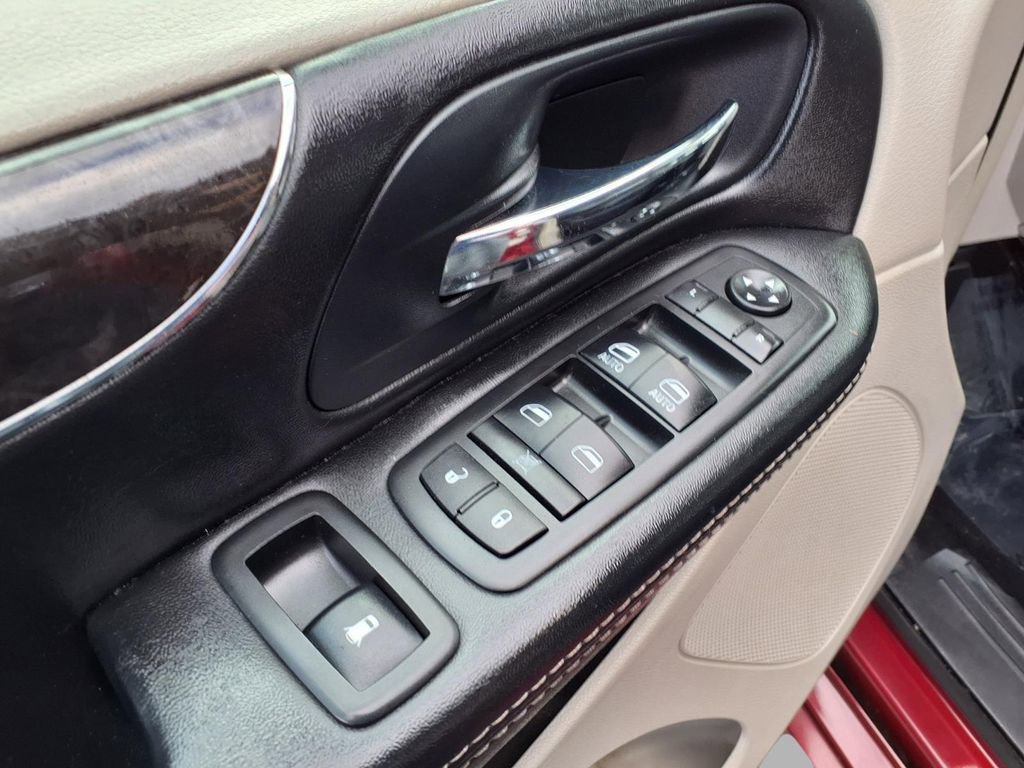 Used 2014 Chrysler Town & Country Touring image 21