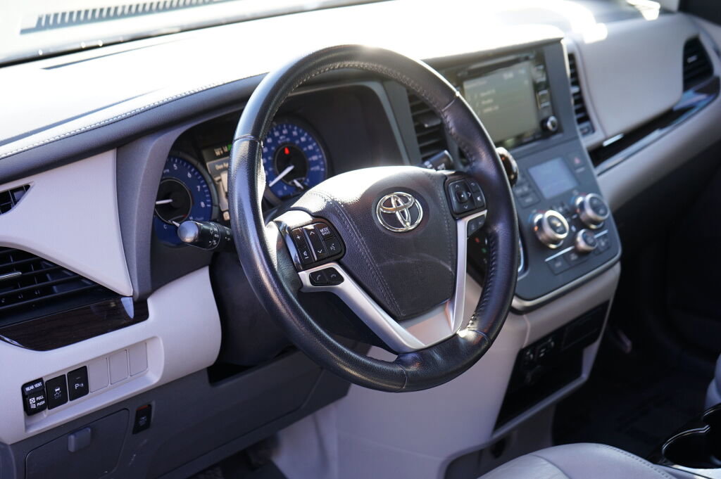 Used 2020 Toyota Sienna XLE w/ XLE Navigation Package image 14