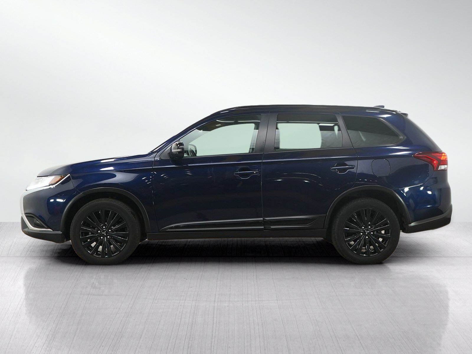Used 2020 Mitsubishi Outlander LE AWD/4WD image 2