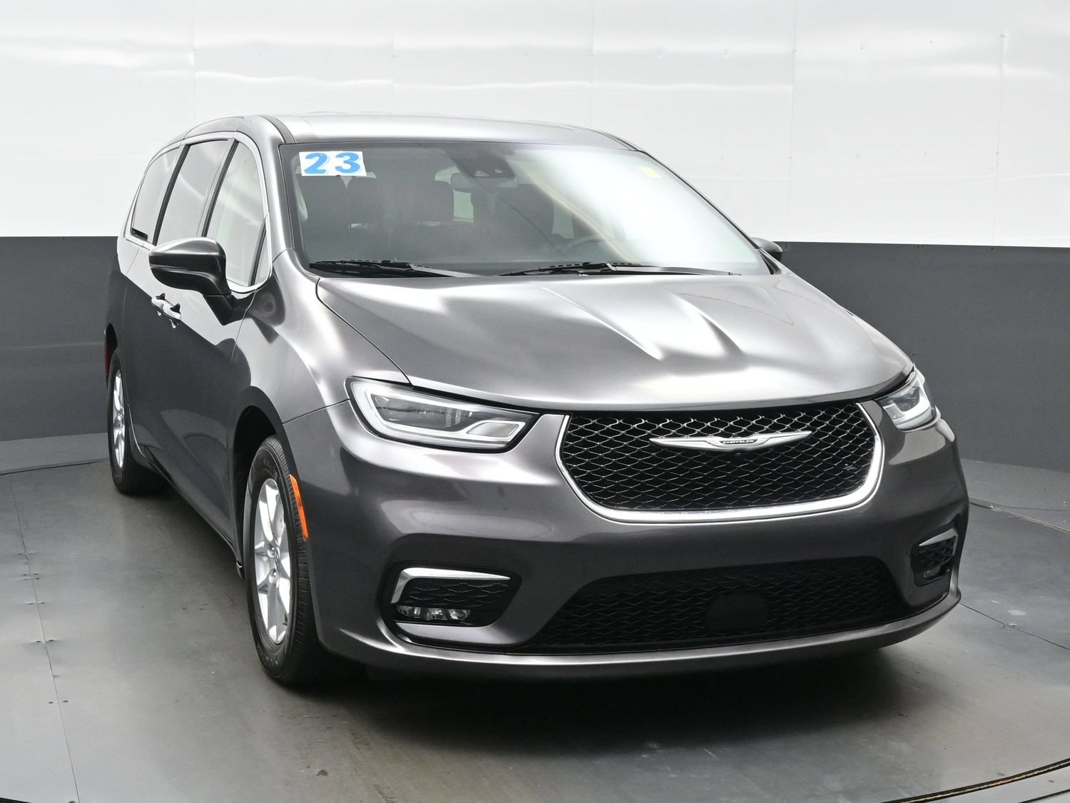 Used 2023 Chrysler Pacifica Touring-L FWD image 11