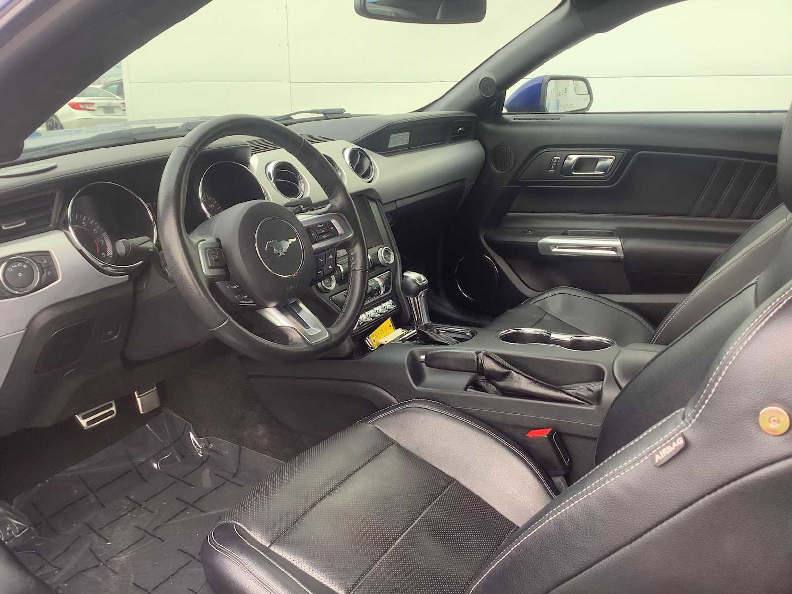 Used 2016 Ford Mustang Premium image 3