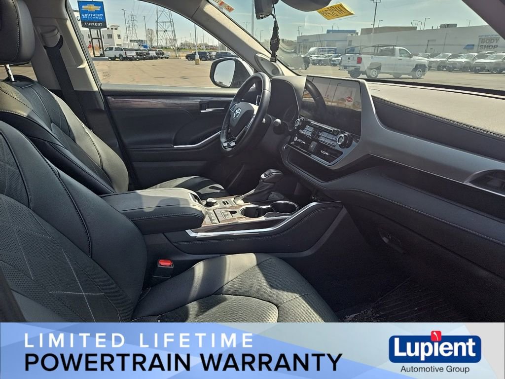 Used 2021 Toyota Highlander Platinum AWD/4WD image 16