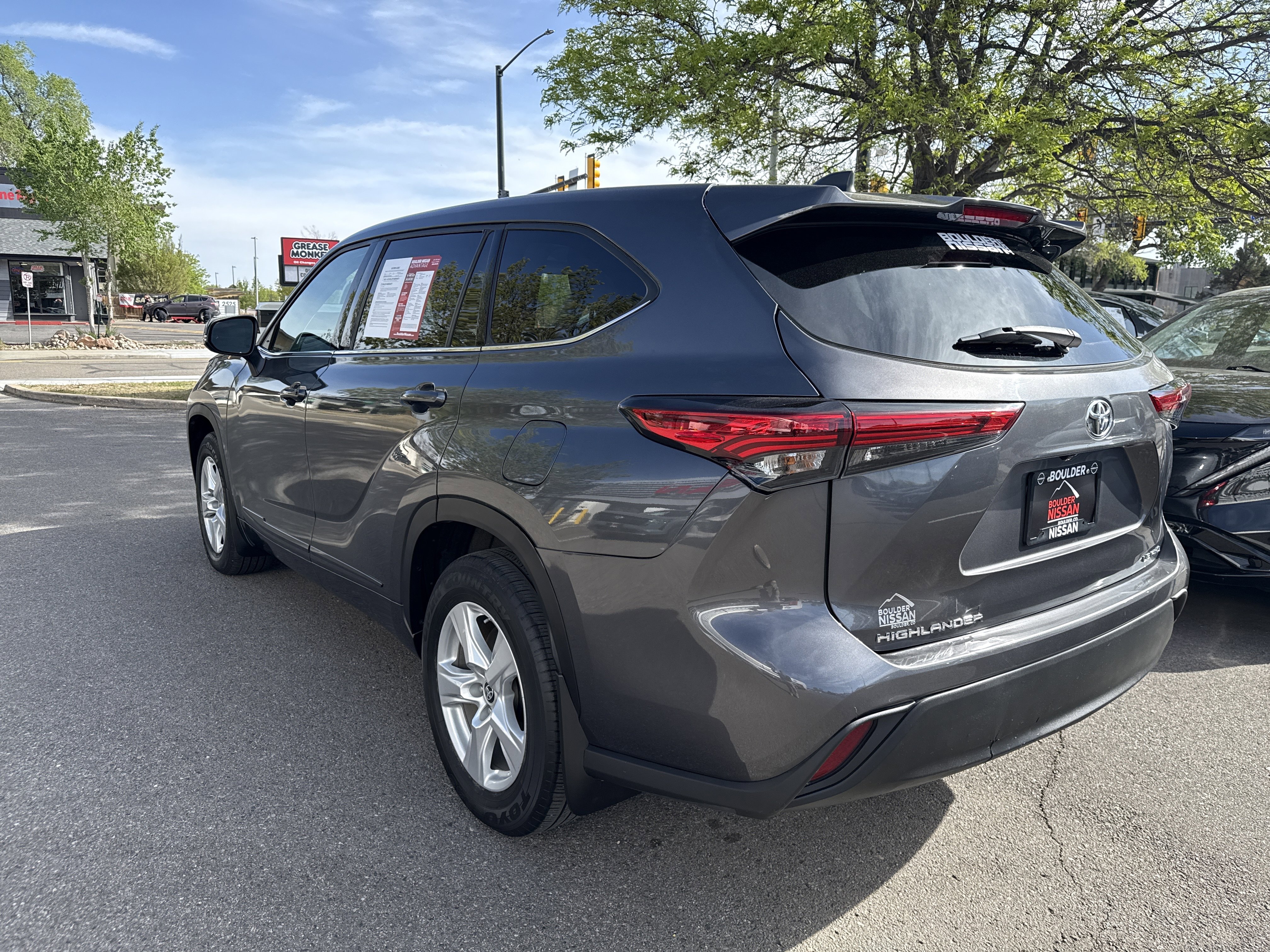 Used 2022 Toyota Highlander LE AWD/4WD image 10