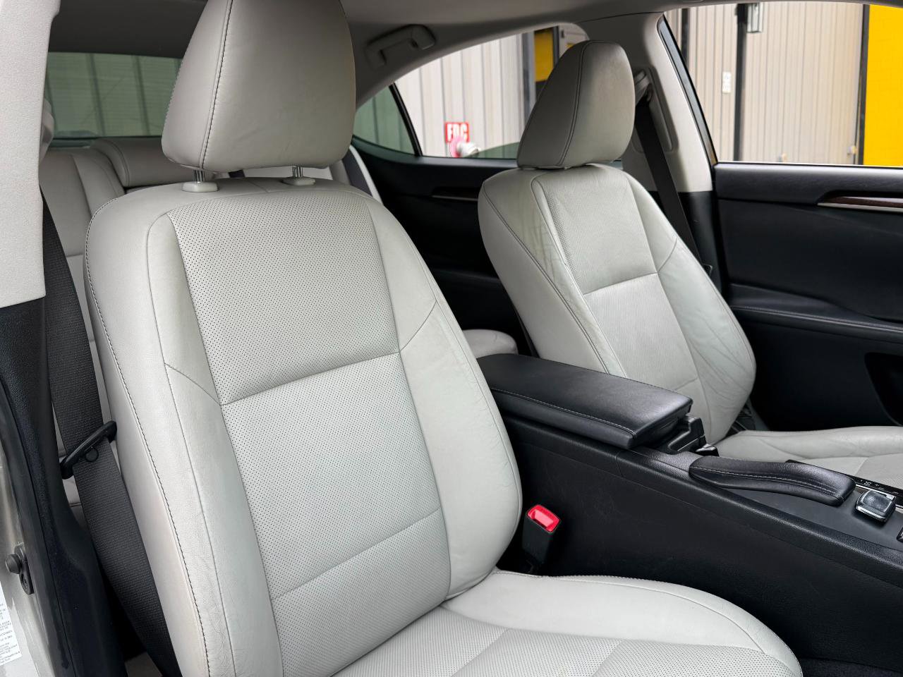 Used 2015 Lexus ES 350 w/ Ultra Luxury Package w/ Luxury Package FWD image 18